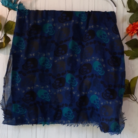 Accessories - 🌸4/$10 blue wrap with skull print
